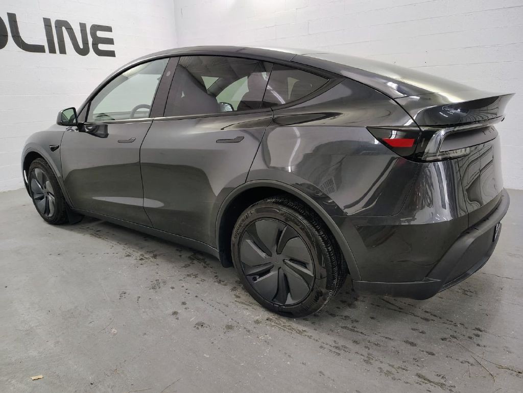 2026 Tesla Model Y Image 10