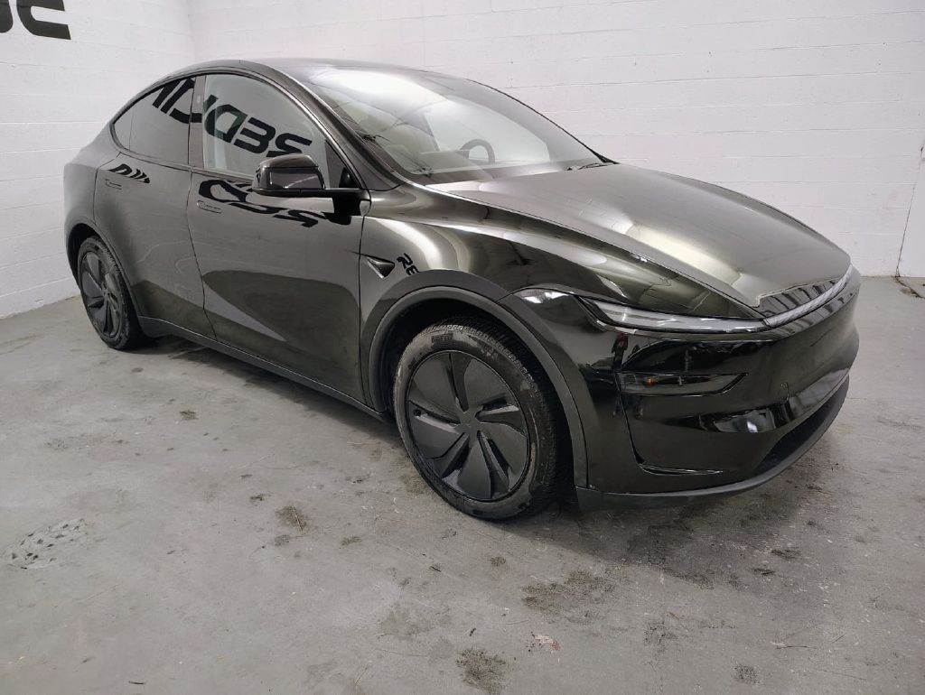 2026 Tesla Model Y Image 3