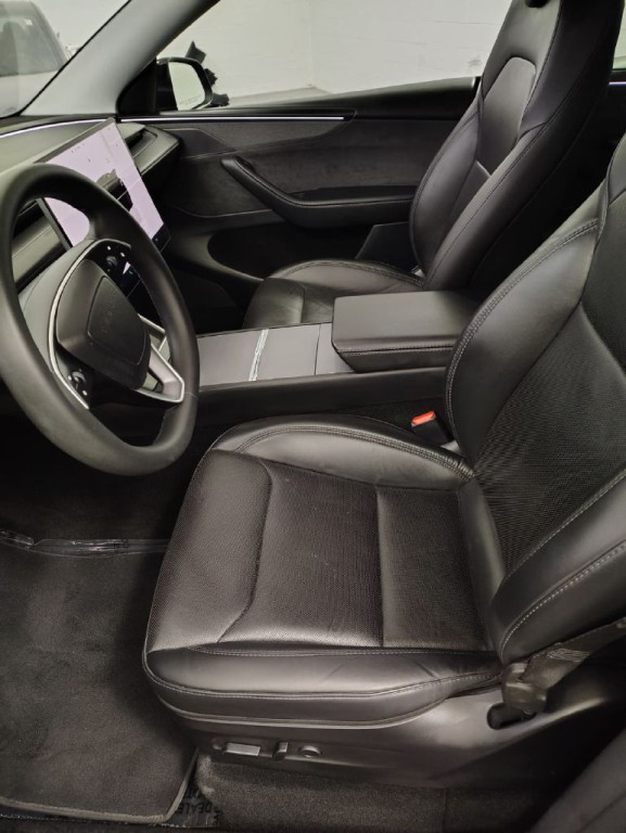 2026 Tesla Model Y Image 4