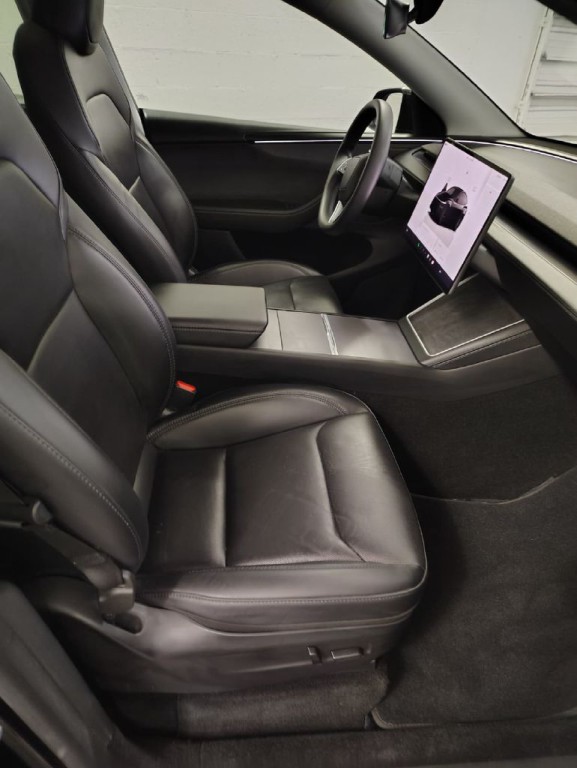 2026 Tesla Model Y Image 5