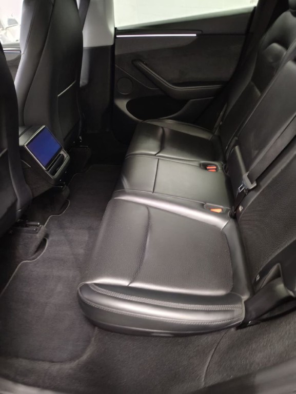 2026 Tesla Model Y Image 6