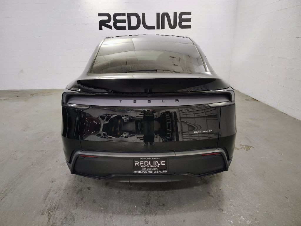 2026 Tesla Model Y Image 9