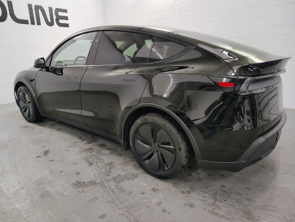 2026 Tesla Model Y Image 10