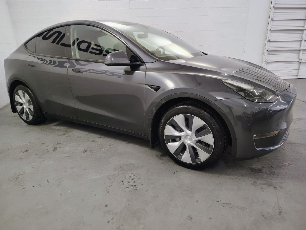 2023 Tesla Model Y Image 3