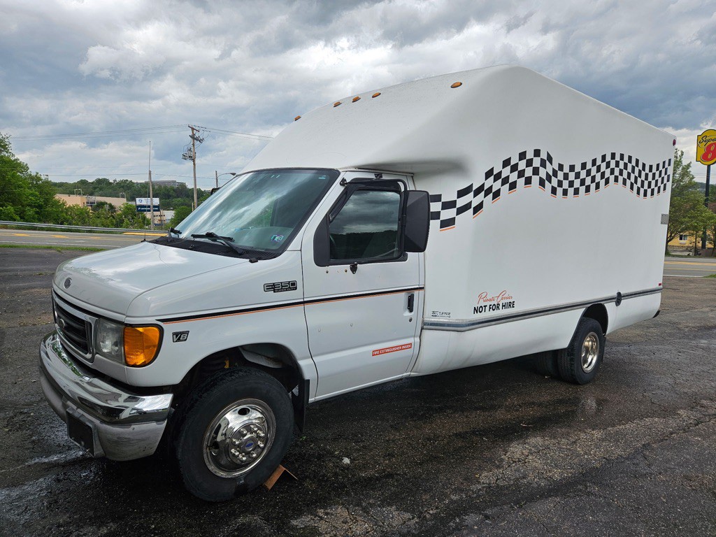 2000 Ford Econoline Image 1