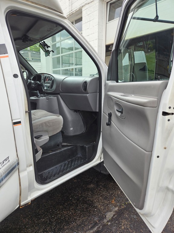 2000 Ford Econoline Image 5