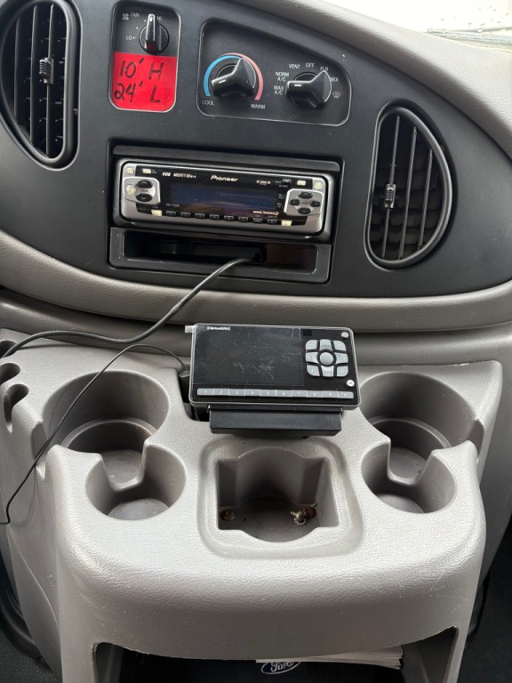 2000 Ford Econoline Image 22