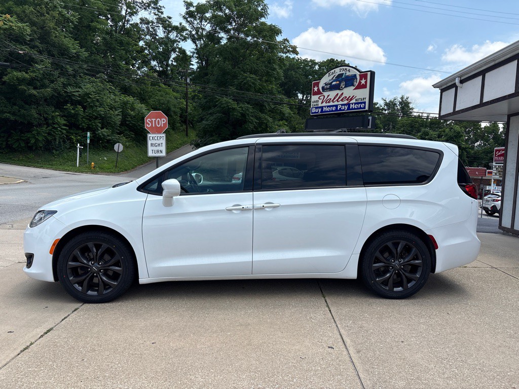 2020 Chrysler Pacifica Image 2