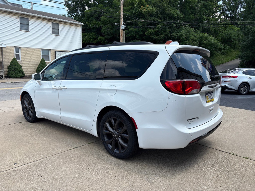 2020 Chrysler Pacifica Image 3