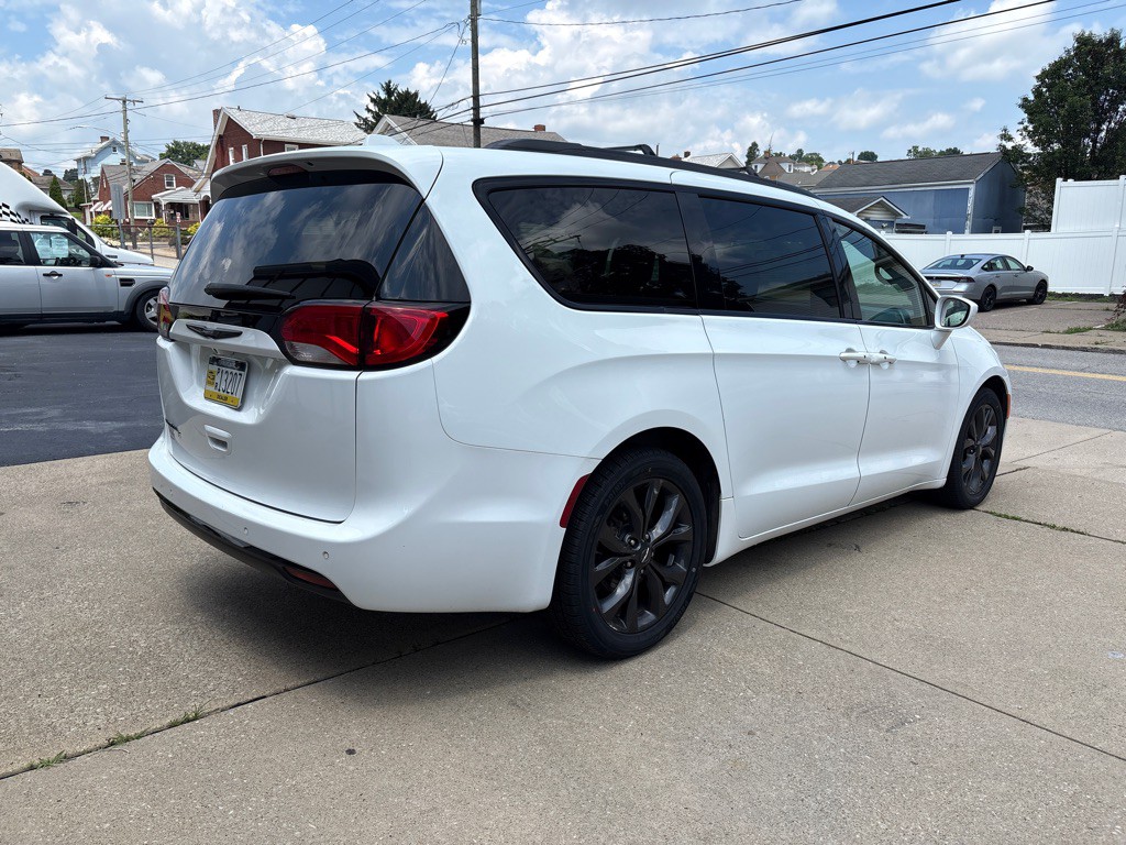 2020 Chrysler Pacifica Image 5