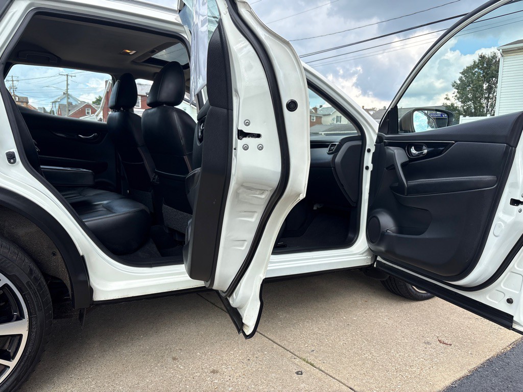 2017 Nissan Rogue Image 16