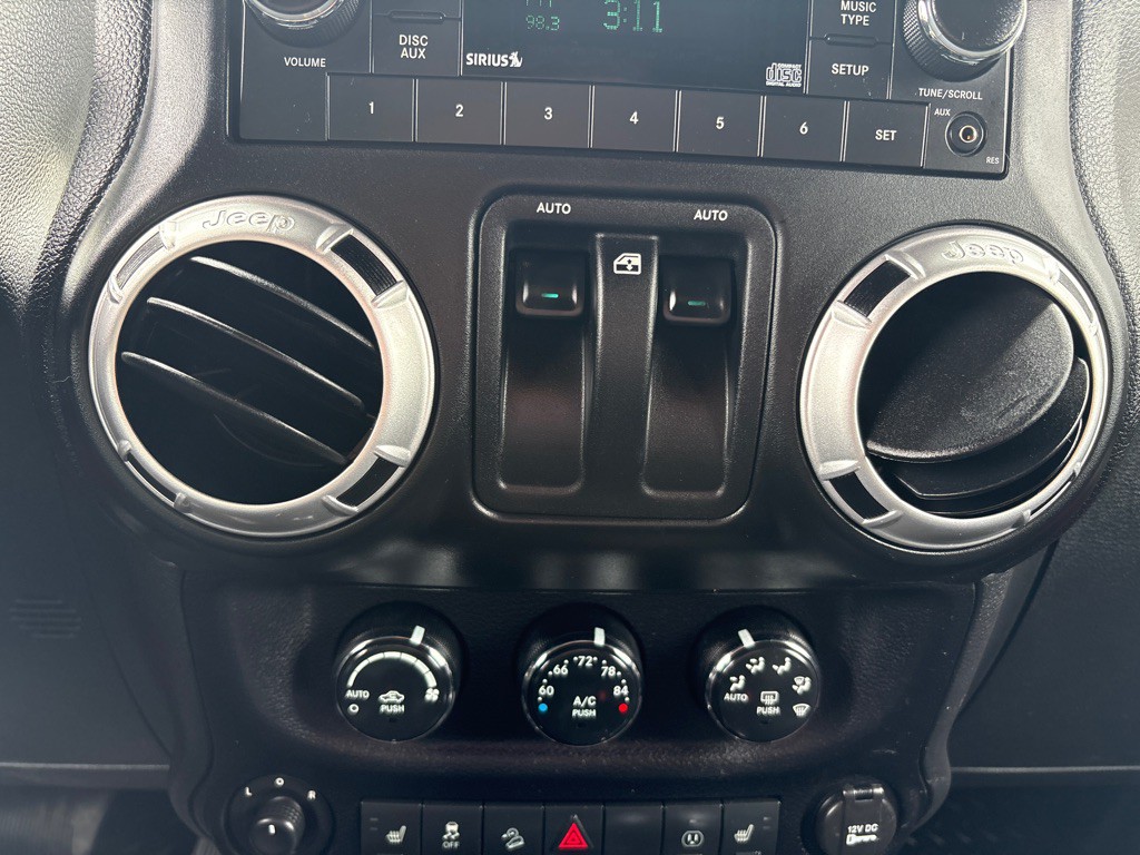 2013 Jeep Wrangler Image 28