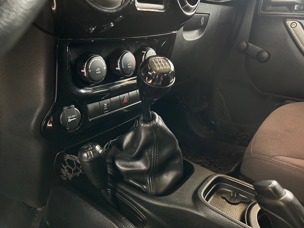 2013 Jeep Wrangler Image 12