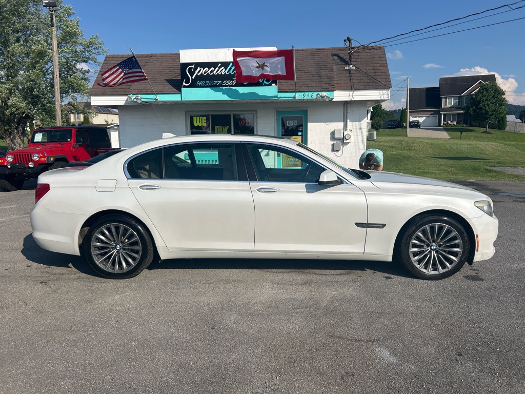 2011 BMW 7 Series Image 2