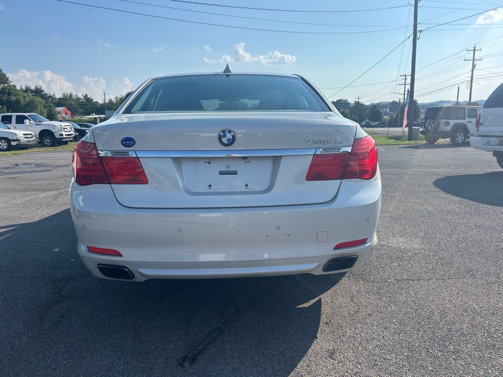2011 BMW 7 Series Image 3