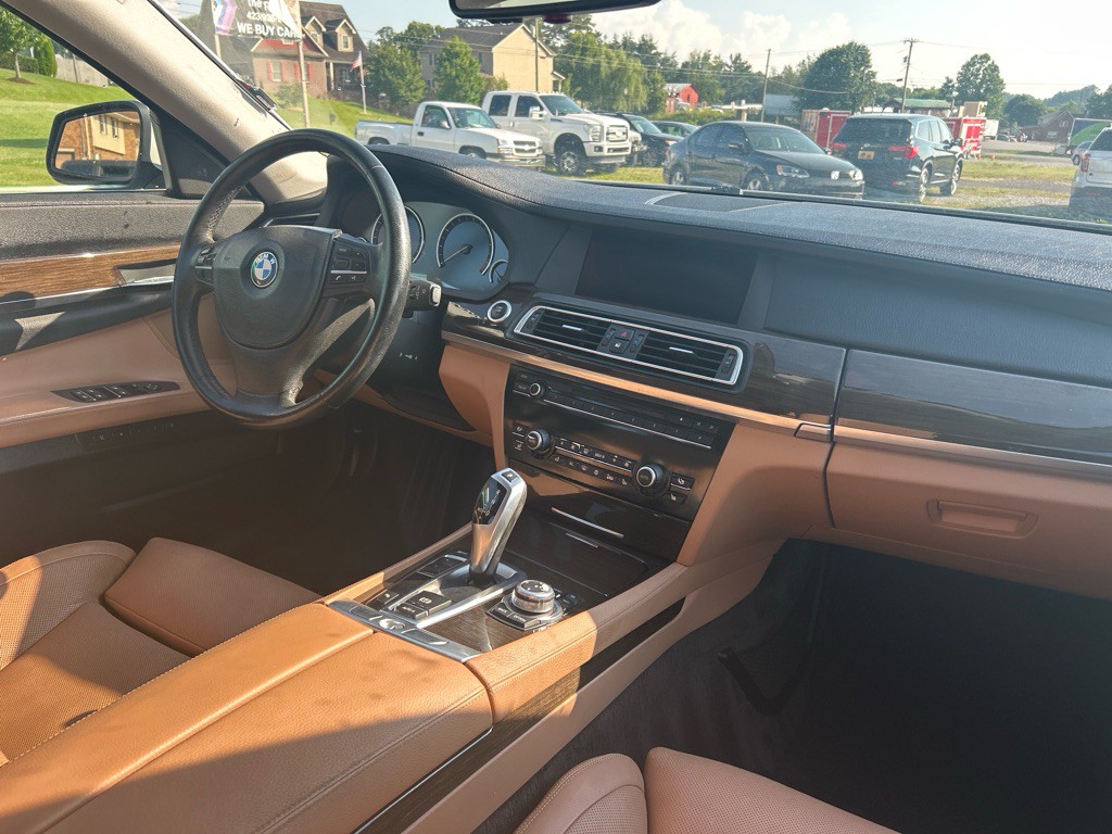 2011 BMW 7 Series Image 5