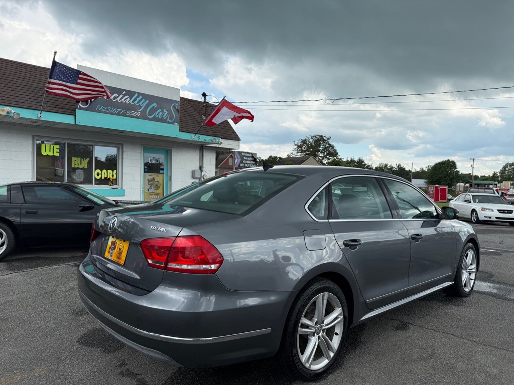 2013 Volkswagen Passat Image 2