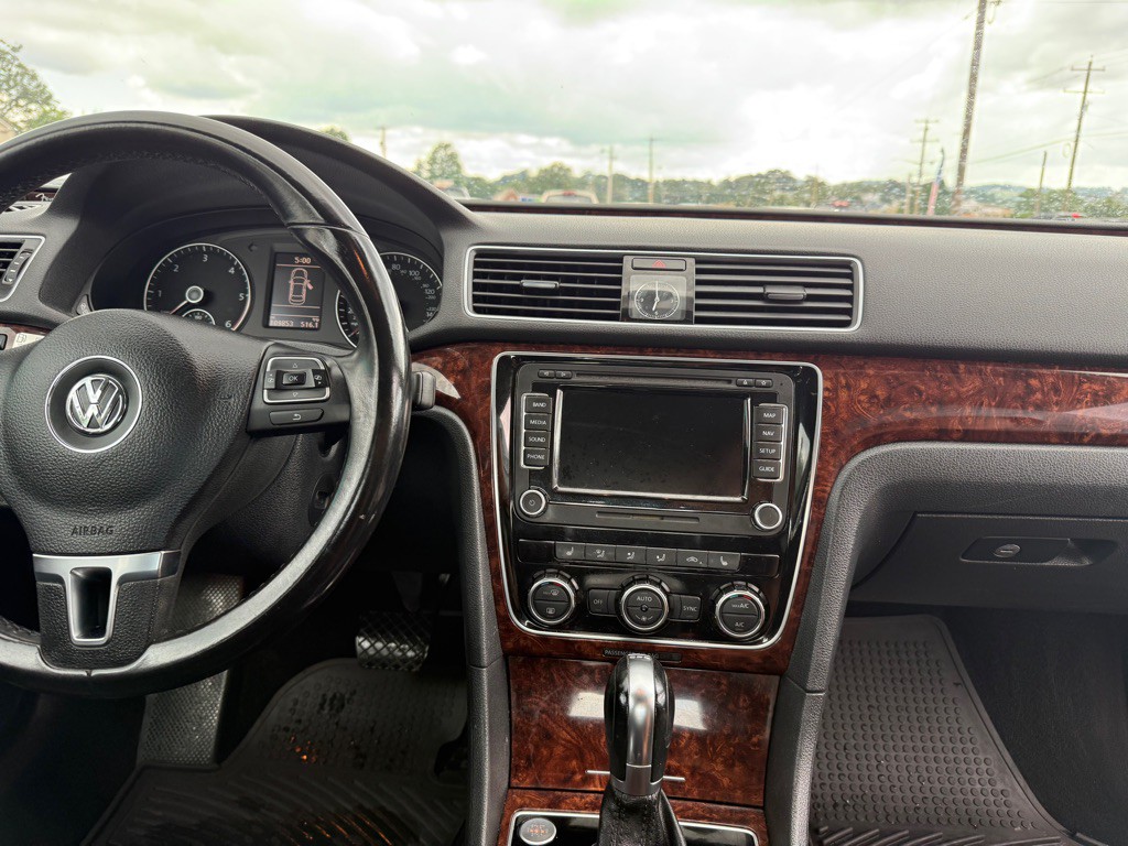 2013 Volkswagen Passat Image 12