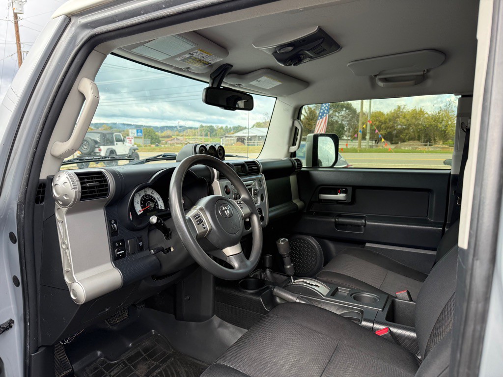 2014 Toyota FJ Cruiser Image 8