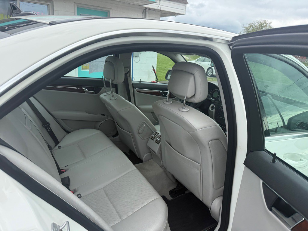 2009 Mercedes-Benz C-Class Image 11
