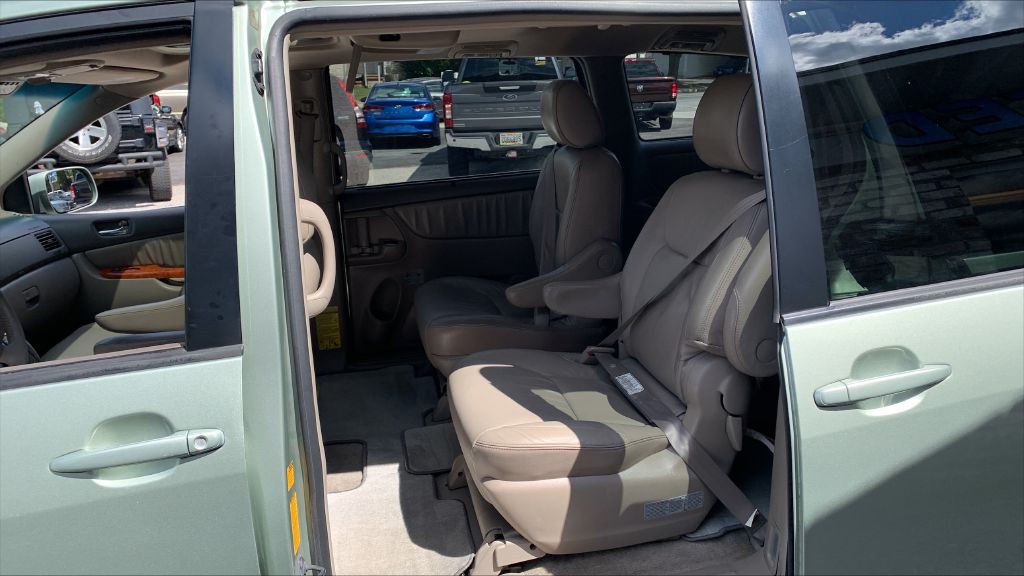2009 Toyota Sienna Image 12