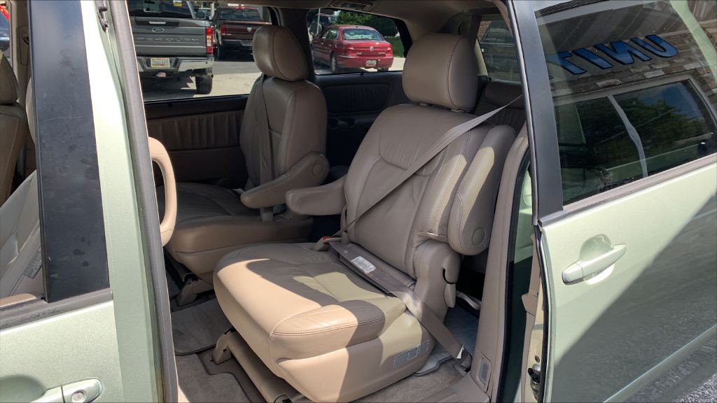 2009 Toyota Sienna Image 13