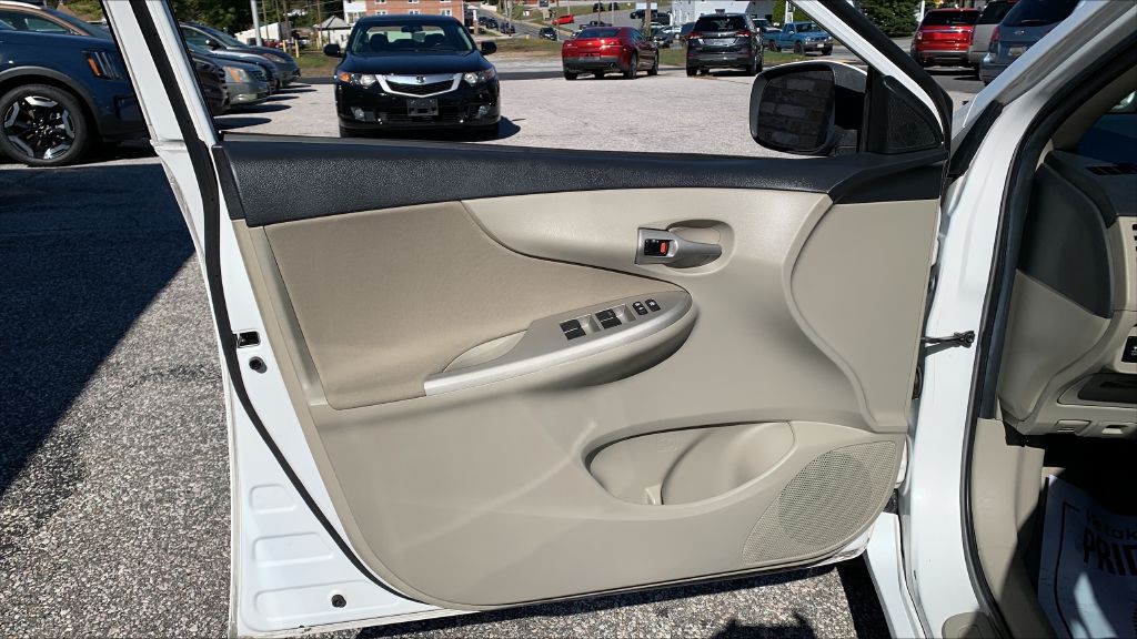 2011 Toyota Corolla Image 11