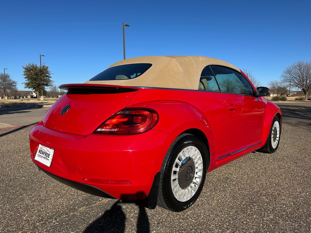 2014 Volkswagen Beetle Image 2