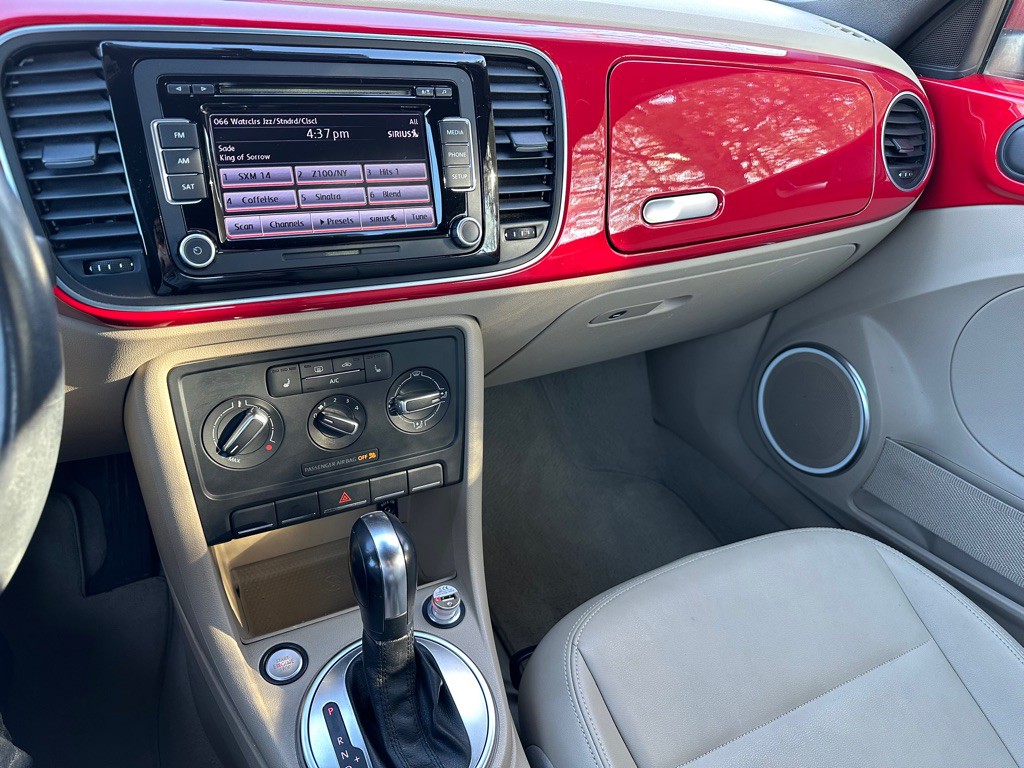 2014 Volkswagen Beetle Image 22