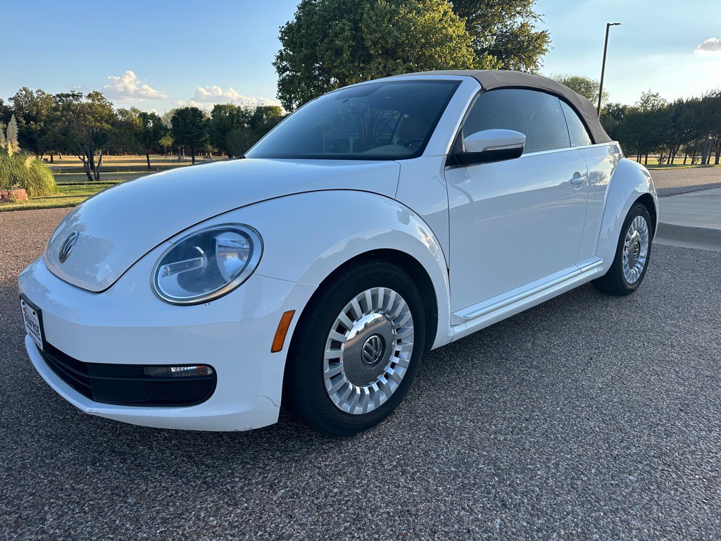 2013 Volkswagen Beetle Image 1