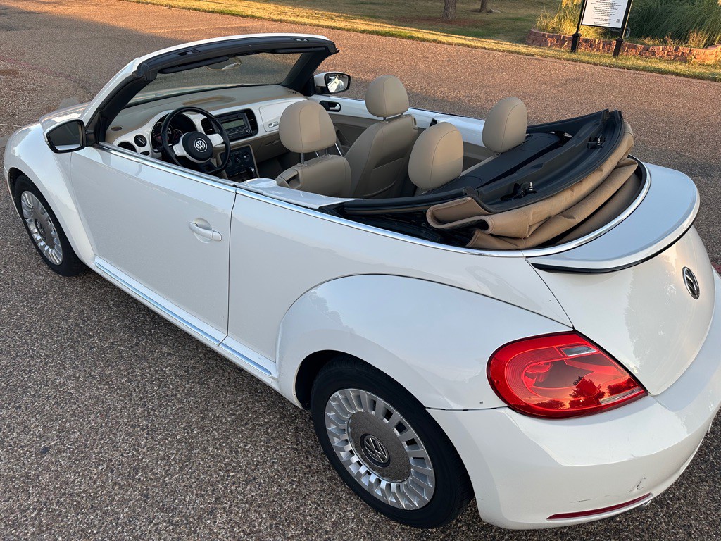 2013 Volkswagen Beetle Image 2