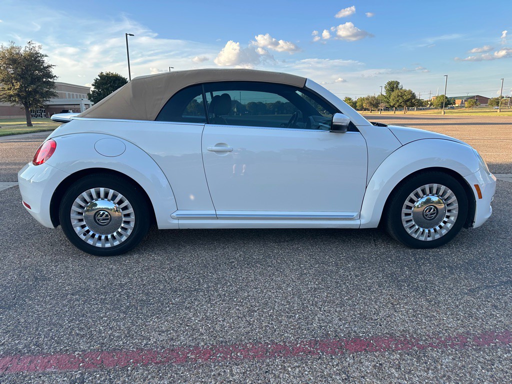 2013 Volkswagen Beetle Image 3