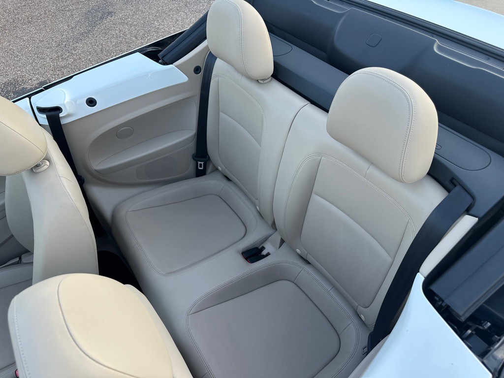 2013 Volkswagen Beetle Image 6