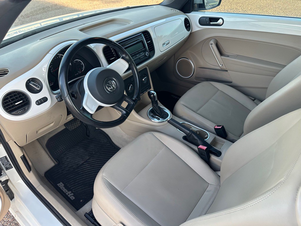 2013 Volkswagen Beetle Image 16