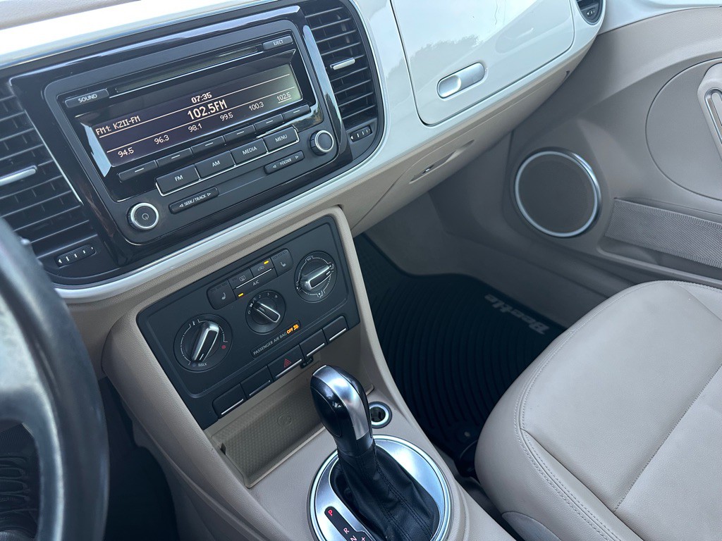 2013 Volkswagen Beetle Image 20