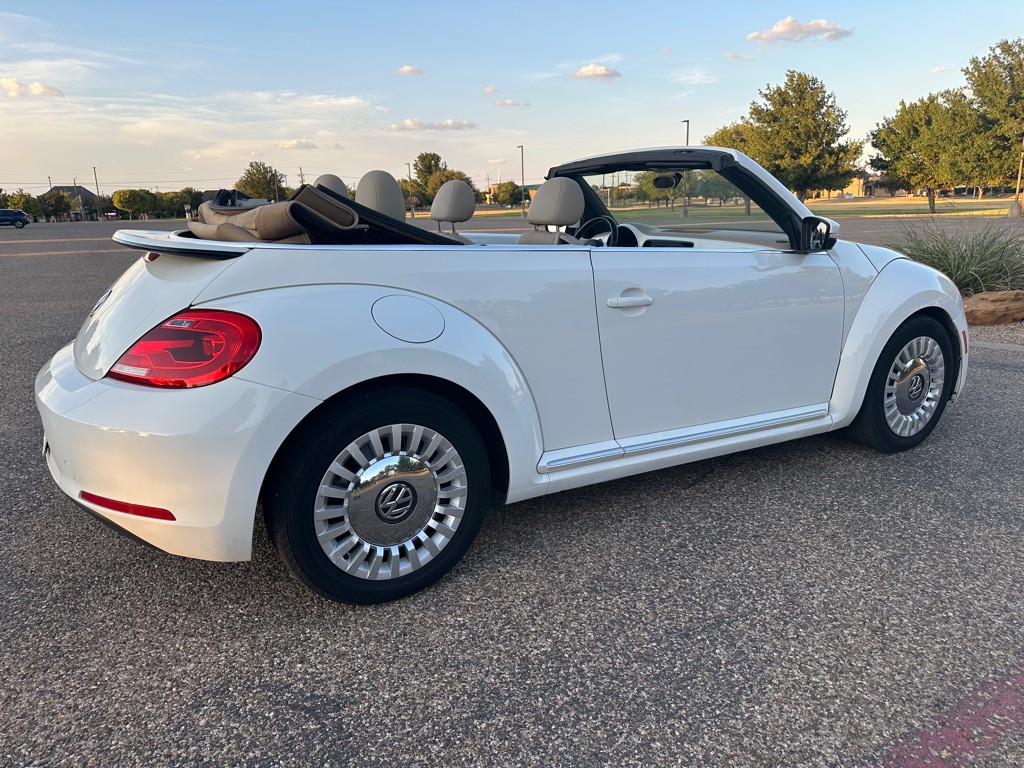 2013 Volkswagen Beetle Image 24