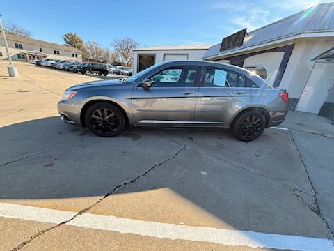 2012 Chrysler 200 Image 2