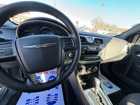 2012 Chrysler 200 Image 4