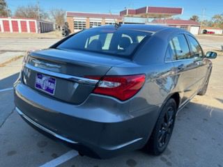 2012 Chrysler 200 Image 9