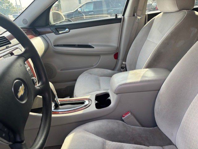 2009 Chevrolet Impala Image 2