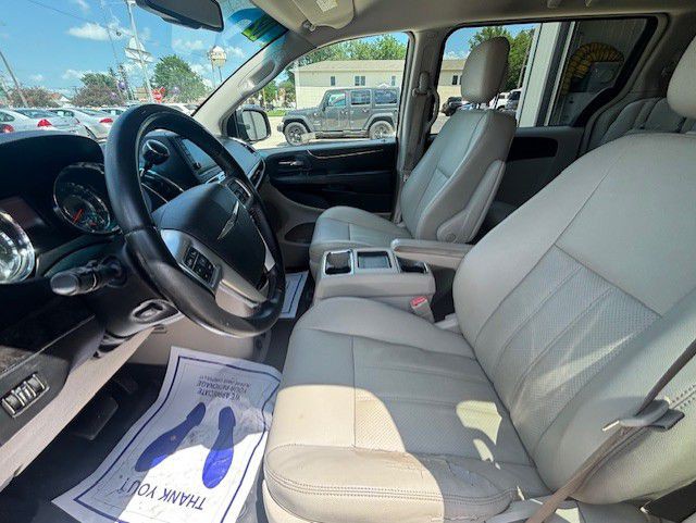 2012 Chrysler Town & Country Image 3