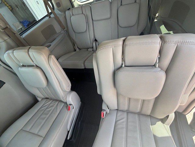 2012 Chrysler Town & Country Image 6