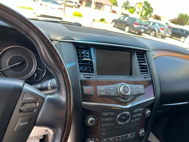 2011 INFINITI QX56 Image 8