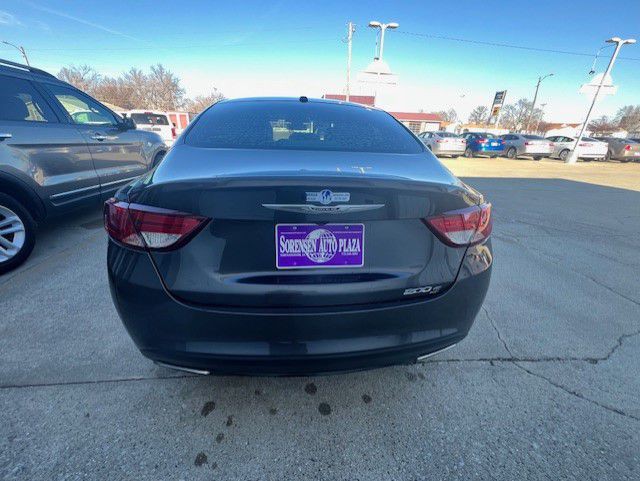 2016 Chrysler 200 Image 9