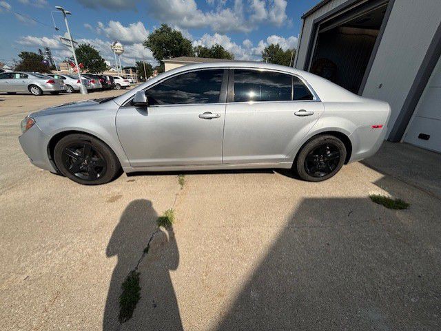 2010 Chevrolet Malibu Image 2
