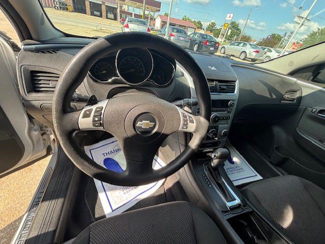 2010 Chevrolet Malibu Image 3