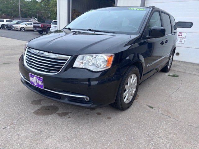 2016 Chrysler Town & Country Image 1