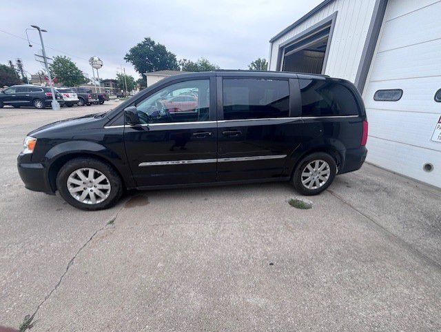 2016 Chrysler Town & Country Image 2