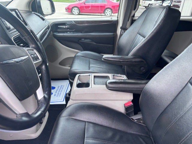 2016 Chrysler Town & Country Image 3
