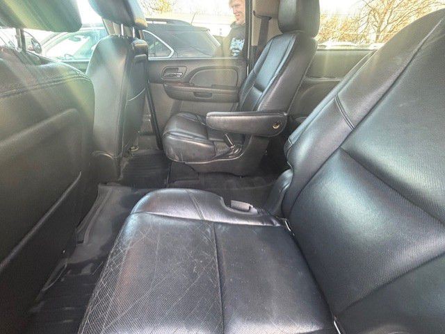 2013 Chevrolet Suburban Image 3